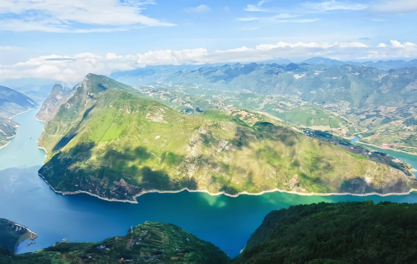 The Yangtze River: A National Epic from Ancient Flows to the Future-2