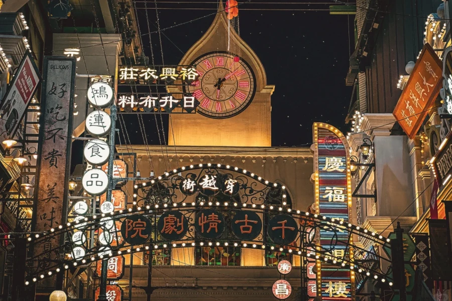 Shanghai Amour éternel: Voyage dans le temps et l'espace, des légendes de la scène aux souvenirs urbains