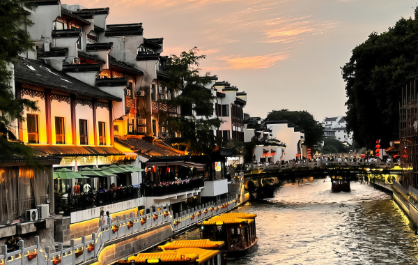 Confucius Temple: A Journey Through the Bustling Street Life and Golden Splendor of the Six Dynasties-3