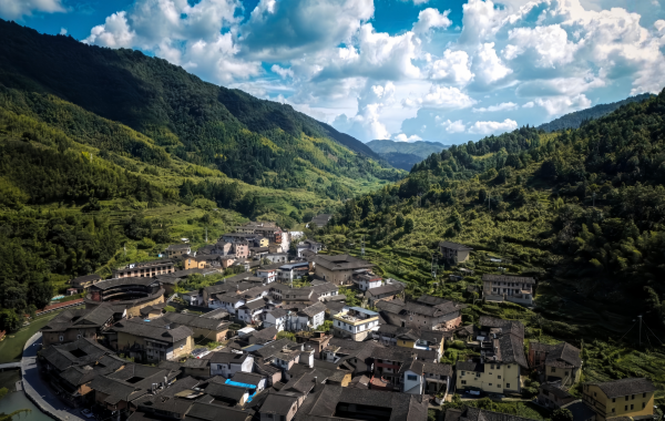 C'est quoi, ça ? Hakka Homes et les légendes de montagne dans un carré et un cercle