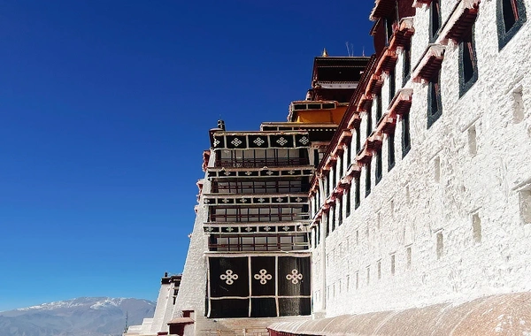 Le Palais de Potala : Voyage au Sanctuaire enneigé sur le toit du monde-3