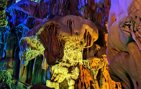 مقهى (ريد فلوت) (A Journey of Rebirth from an Ancient Underground River to an underground Art Palace)