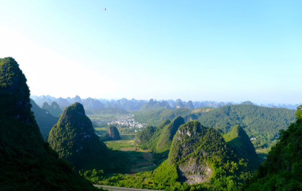 Ruyi Peak:Un voyage de bonne fortune entre des pics mystérieux et une ville du ciel