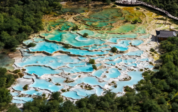 Huanglong:Un Kaleidoscopique Voyage de Millennia-Old Travertine à un 