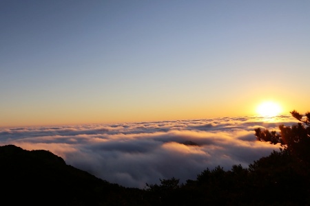 Discover the beauty of Huangshan Mountain and the history of the ancient village