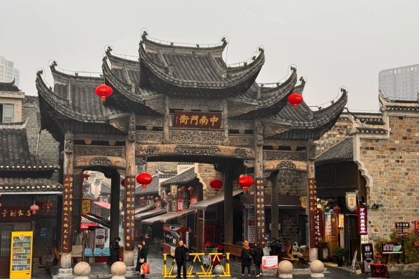 Grande ville frontalière de Ming: Voyage au berceau de l'histoire de Guizhou et Six siècles de culture frontalière